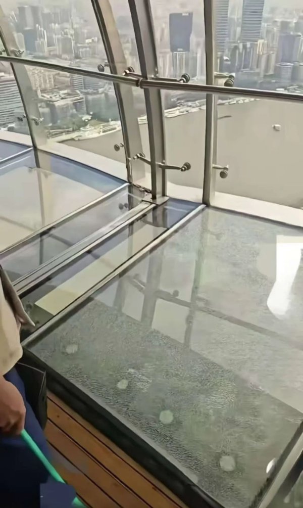 趣操盘 全透明观光廊玻璃出现裂纹，上海东方明珠塔：结构安全不受影响